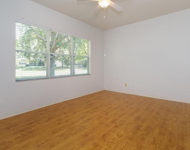 120 Crepe Myrtle Drive - Photo Thumbnail 8