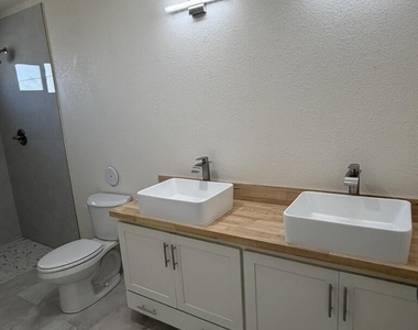 309 Mora Lane - Photo Thumbnail 6