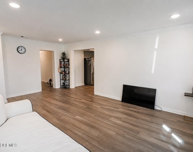 837 Forest Avenue - Photo Thumbnail 1