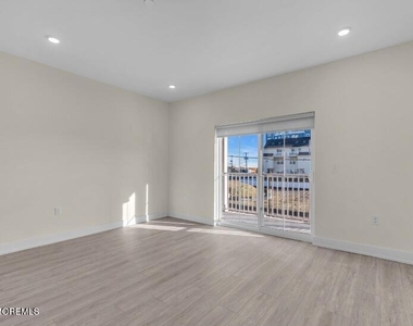 19 Carr Avenue - Photo Thumbnail 7