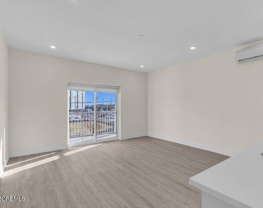 19 Carr Avenue - Photo Thumbnail 6