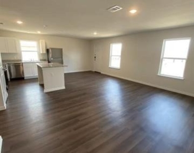 413 E Hull Street - Photo Thumbnail 2