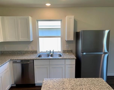 413 E Hull Street - Photo Thumbnail 5