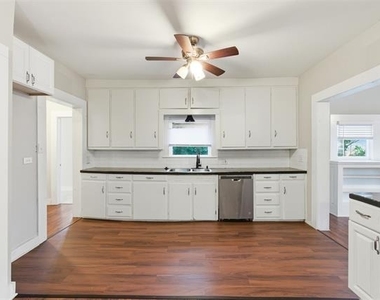 405 College Street - Photo Thumbnail 8