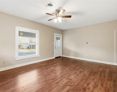405 College Street - Photo Thumbnail 5