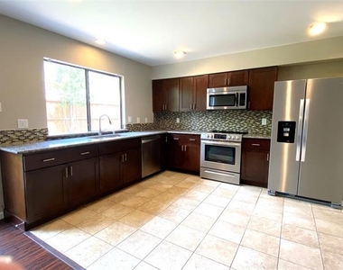 2704 Winding Creek Drive - Photo Thumbnail 8