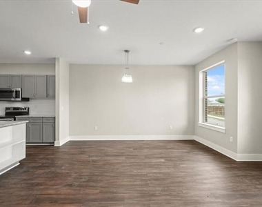 3413 Aaron Way - Photo Thumbnail 2