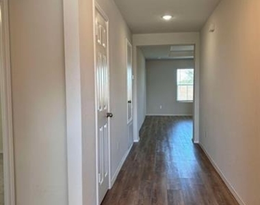 4444 Sagecroft Road - Photo Thumbnail 2