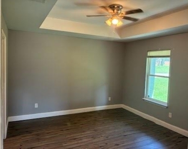 107 E Miller - Photo Thumbnail 4