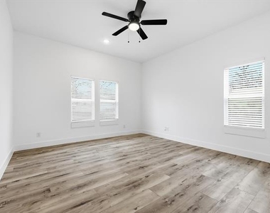 901 Elsbeth Street - Photo Thumbnail 29