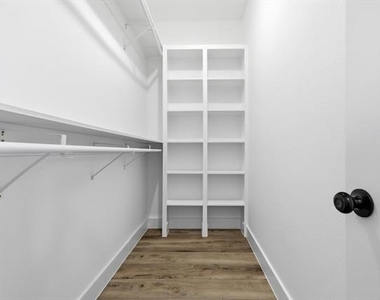 901 Elsbeth Street - Photo Thumbnail 21