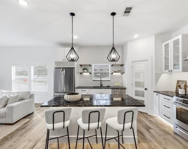 901 Elsbeth Street - Photo Thumbnail 15