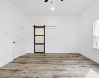 901 Elsbeth Street - Photo Thumbnail 25