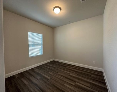 123 Monarch Way - Photo Thumbnail 3