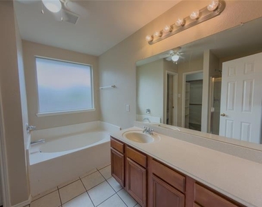 102 Galloping Trail - Photo Thumbnail 14