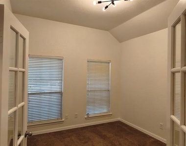 8572 Davis Drive - Photo Thumbnail 8