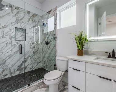2714 N Carroll Avenue - Photo Thumbnail 20