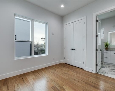 2714 N Carroll Avenue - Photo Thumbnail 19