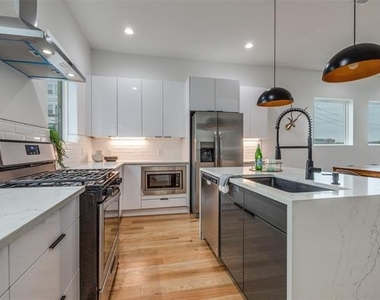 2714 N Carroll Avenue - Photo Thumbnail 12