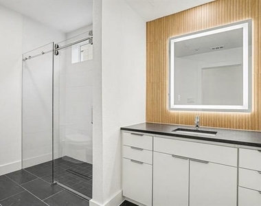 2217 N Fitzhugh Avenue - Photo Thumbnail 20