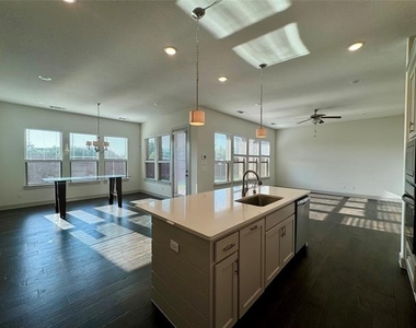1066 Fullerton Drive - Photo Thumbnail 10