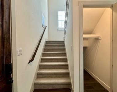 1066 Fullerton Drive - Photo Thumbnail 5