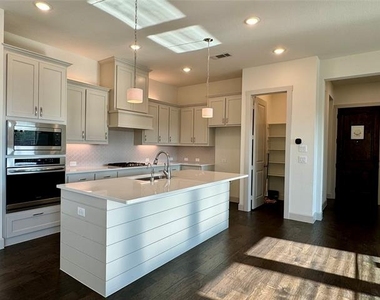 1066 Fullerton Drive - Photo Thumbnail 8