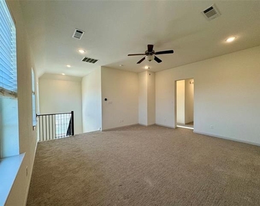 1066 Fullerton Drive - Photo Thumbnail 12