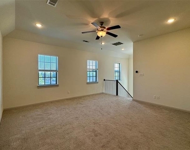 1066 Fullerton Drive - Photo Thumbnail 13