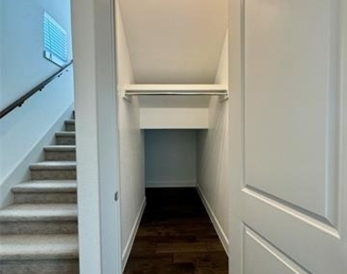 1066 Fullerton Drive - Photo Thumbnail 4