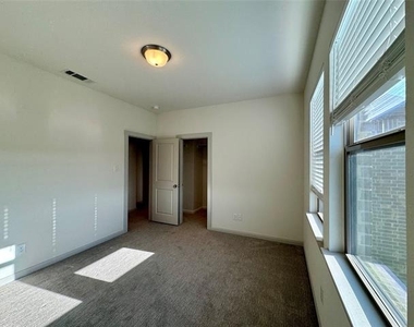 1066 Fullerton Drive - Photo Thumbnail 19