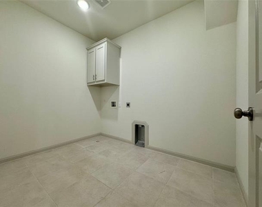 1066 Fullerton Drive - Photo Thumbnail 20