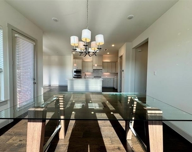 1066 Fullerton Drive - Photo Thumbnail 7