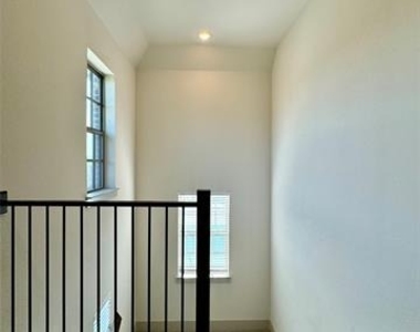 1066 Fullerton Drive - Photo Thumbnail 11
