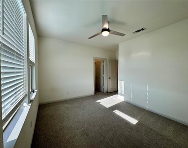 1066 Fullerton Drive - Photo Thumbnail 18