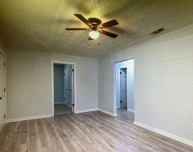 3225 Evergreen Drive - Photo Thumbnail 4