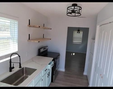 3225 Evergreen Drive - Photo Thumbnail 6
