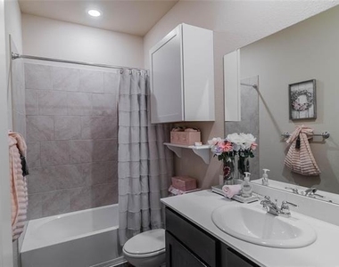 562 Jamestown Lane - Photo Thumbnail 6
