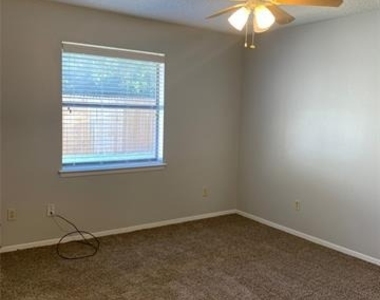 719 Bluebonnet Drive - Photo Thumbnail 4