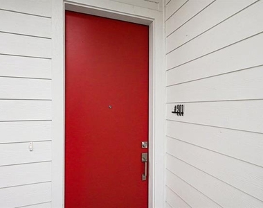 2217 N Fitzhugh Avenue - Photo Thumbnail 4
