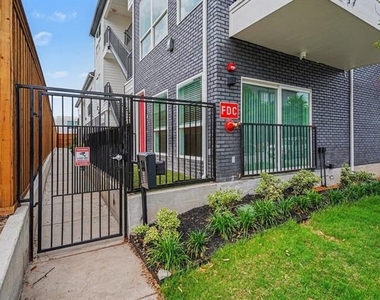 2217 N Fitzhugh Avenue - Photo Thumbnail 2