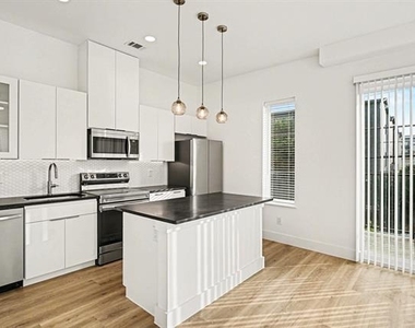 2217 N Fitzhugh Avenue - Photo Thumbnail 15