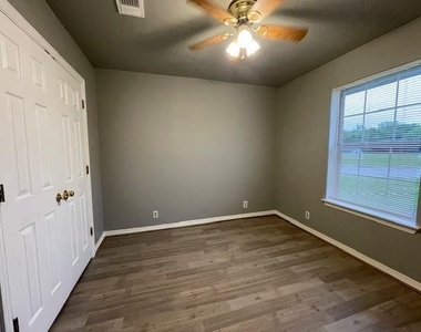 102 Lum Lane - Photo Thumbnail 4