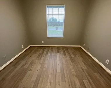 102 Lum Lane - Photo Thumbnail 3