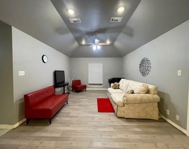 102 Lum Lane - Photo Thumbnail 1