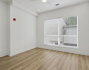 2217 N Fitzhugh Avenue - Photo Thumbnail 21