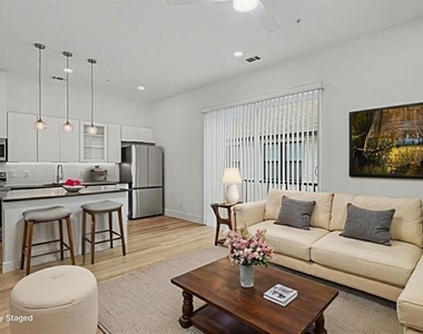 2217 N Fitzhugh Avenue - Photo Thumbnail 11