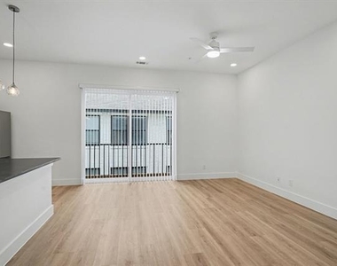 2217 N Fitzhugh Avenue - Photo Thumbnail 14