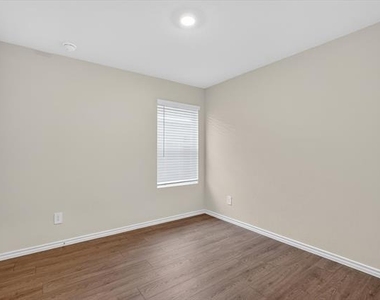 1413 Brook Lane - Photo Thumbnail 10
