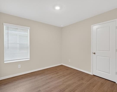 1413 Brook Lane - Photo Thumbnail 11